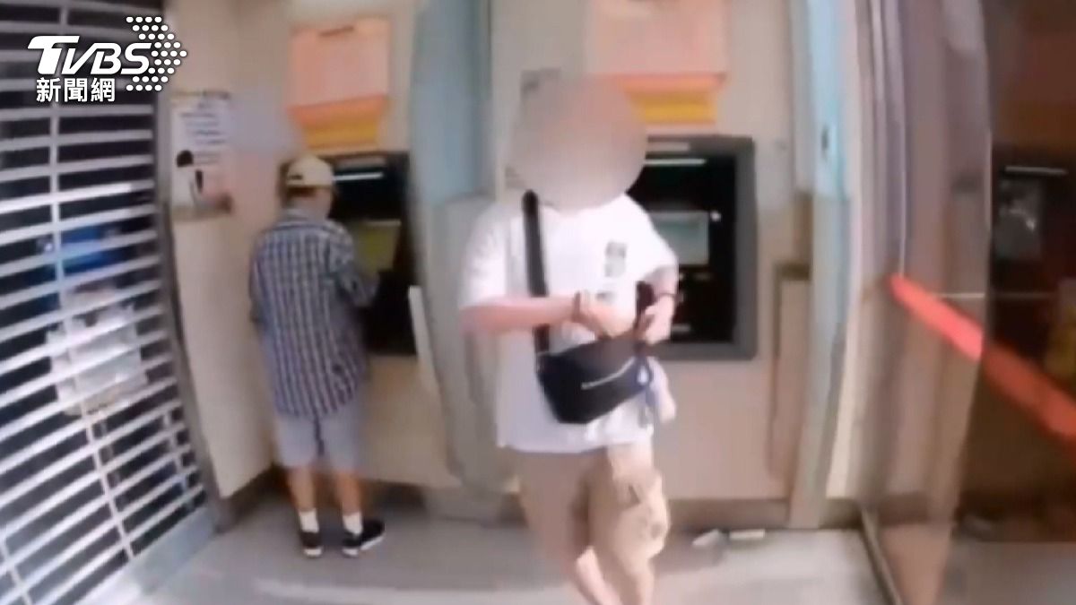 33歲男ATM前行跡詭,警搜包驚見63萬現金。(圖/警方提供)