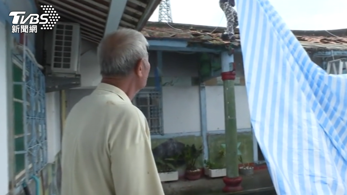 風災重創台南,屋頂掀翻22天未修,老翁守60年漏水老宅。(圖TVBS)