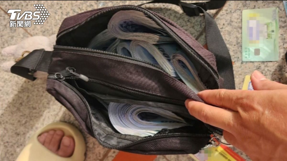 包包鼓成變形,警搜包驚見63萬現金。(圖/警方提供)