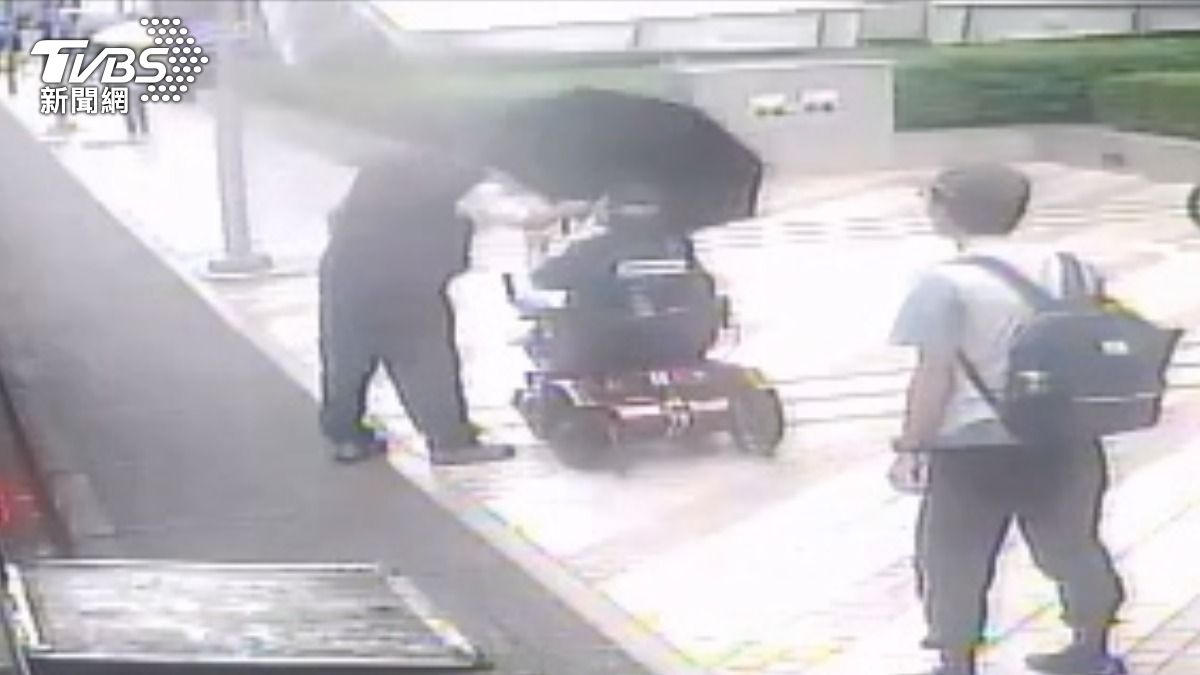 身障乘客颱風天搭車，司機除了協助上下車、也趕緊遞傘。 (圖／TVBS)