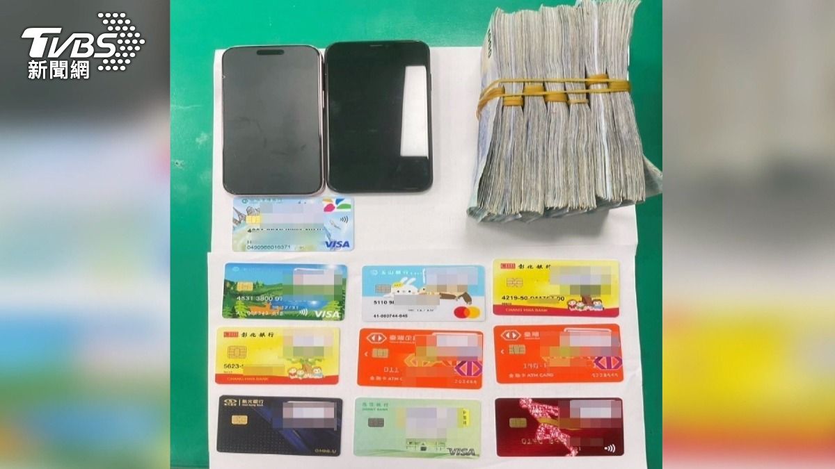 警方搜索,查扣10張貼有他人姓名與密碼的金融卡。(圖/警方提供)