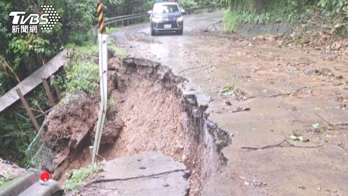 豪雨沖刷!苗栗山區路基崩塌12公尺,村長緊急通報提醒村民。(圖/TVBS)