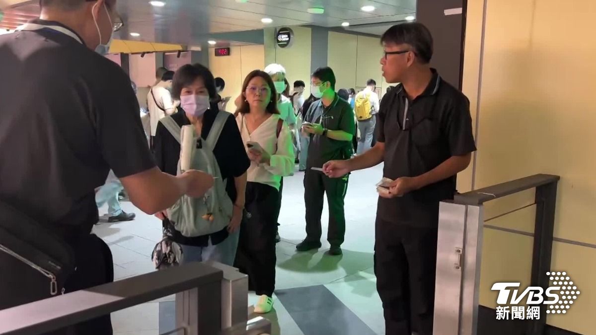 上午捷運出包,北捷找公車接駁。(圖/TVBS)