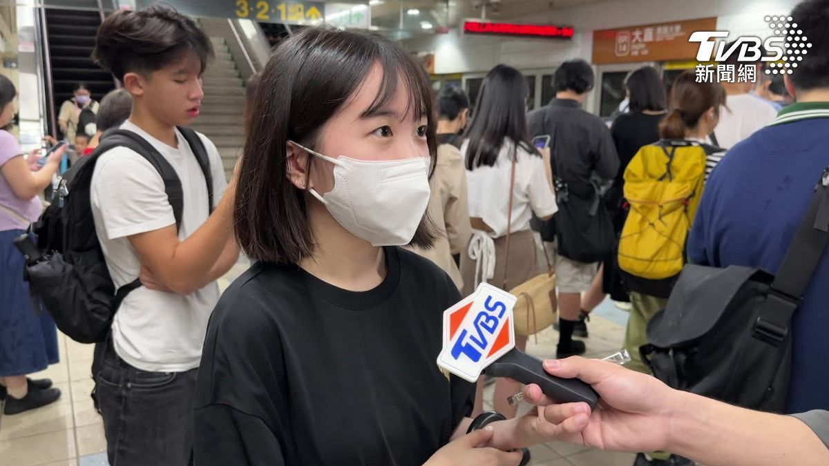 上午捷運出包,民眾已等候1小時。(圖/TVBS)