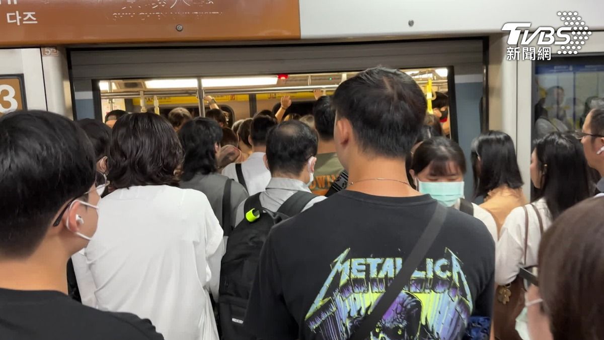 崩潰!捷運出包,人潮擠爆月台。(圖/TVBS)