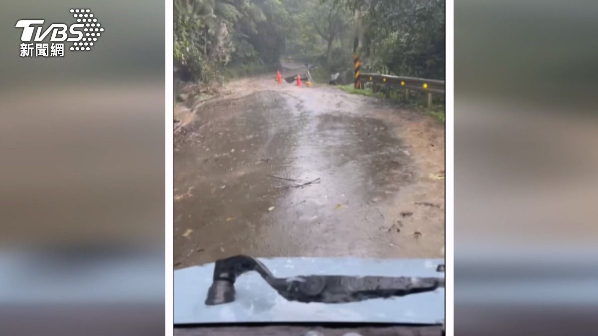 苗栗山區道路崩塌,村長巡視「拍照示警」單線通行 。(圖/TVBS)