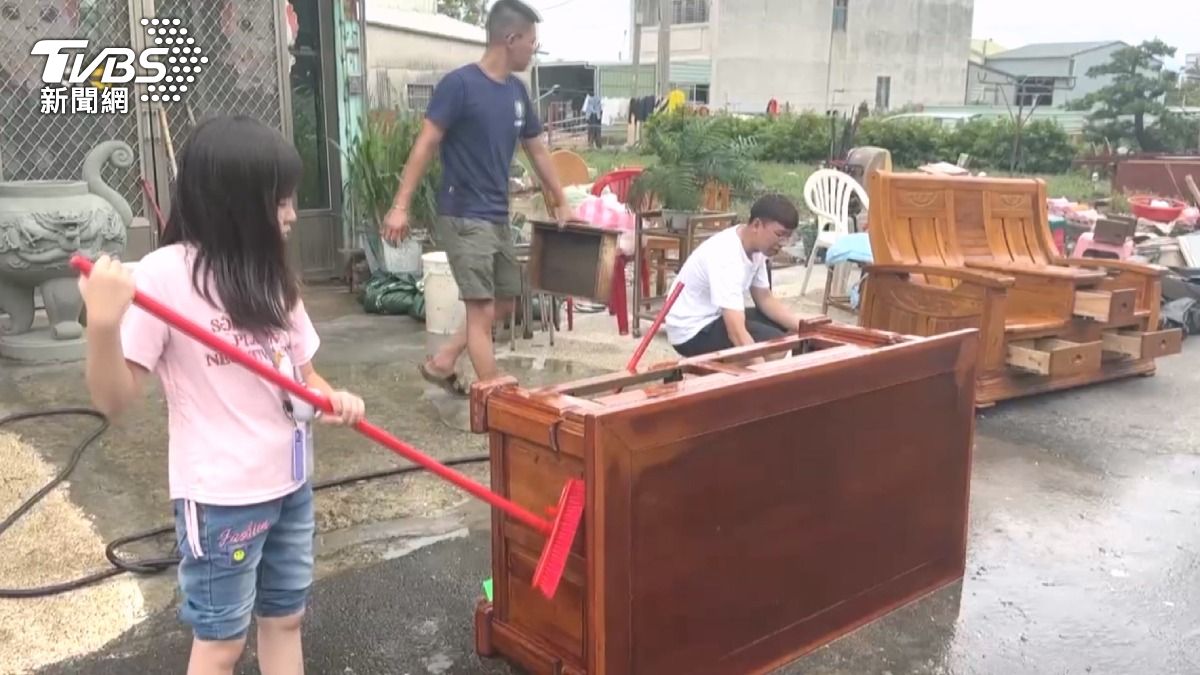 台南後壁的菁寮社區積水消退，全家總動員，趕緊要恢復家園。（圖／TVBS）