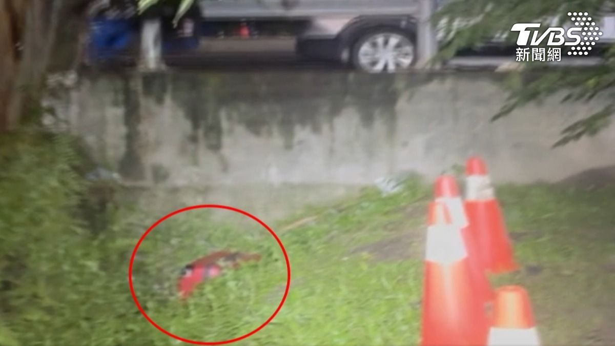 新莊箱屍，死者頭手泡屍水長蟲，疑遭搬動。（圖／TVBS）