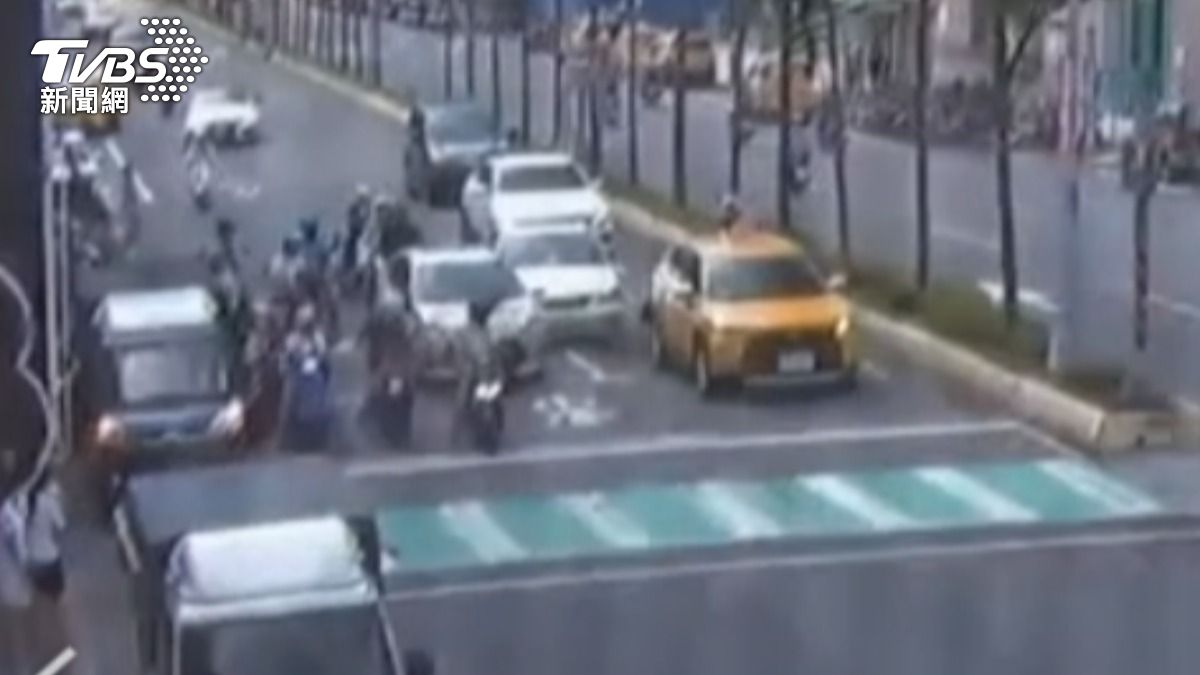 通緝犯街頭撞2車 逆向撞倒71歲騎士。(圖/TVBS)