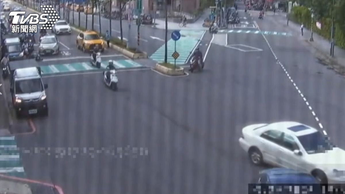 毒犯拒捕開啟「碰碰車模式」 硬撞車縫逃逸釀71歲翁傷。(圖/TVBS)
