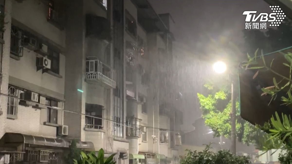 嘉義市區29號晚間也降下大雨,時雨量一度達55毫米相當驚人(圖/TVBS)
