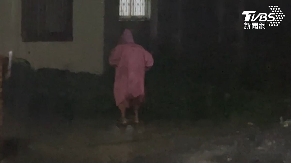 嘉義縣29號晚間又降大雨,民眾急忙外出巡視(圖/TVBS)