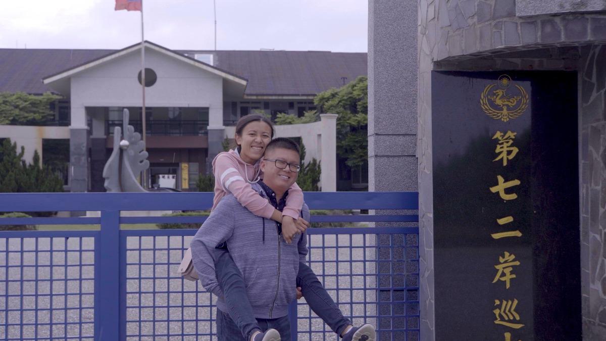 主角之一阮新榮移民美國三十多年後,帶著新婚妻子到澎湖度蜜月。(圖/公視紀錄觀點《陌生人與他們的小孩》提供)