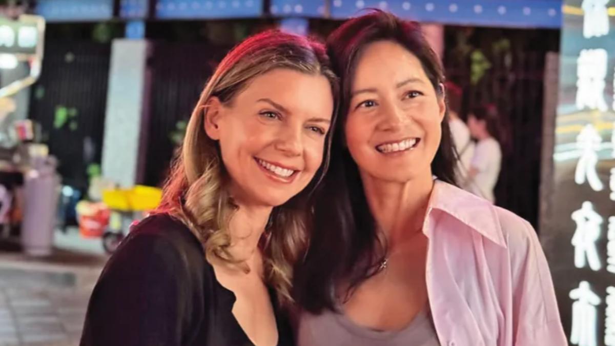Janet(右)日前才帶宣傳紀錄片《看不見的國家》的美籍導演葛靜文(Vanessa Hope)一同在台灣玩樂。(圖/翻攝自Janet謝怡芬 IG)