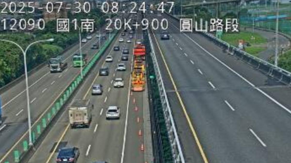 起重機占據車道。（圖／國道即時路況）