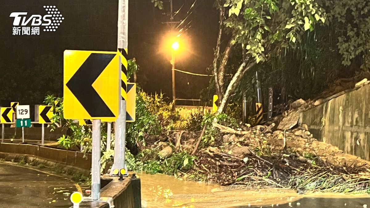 台中人一早手機狂震!暴雨炸到這時 路坍方封道、工業區淹水