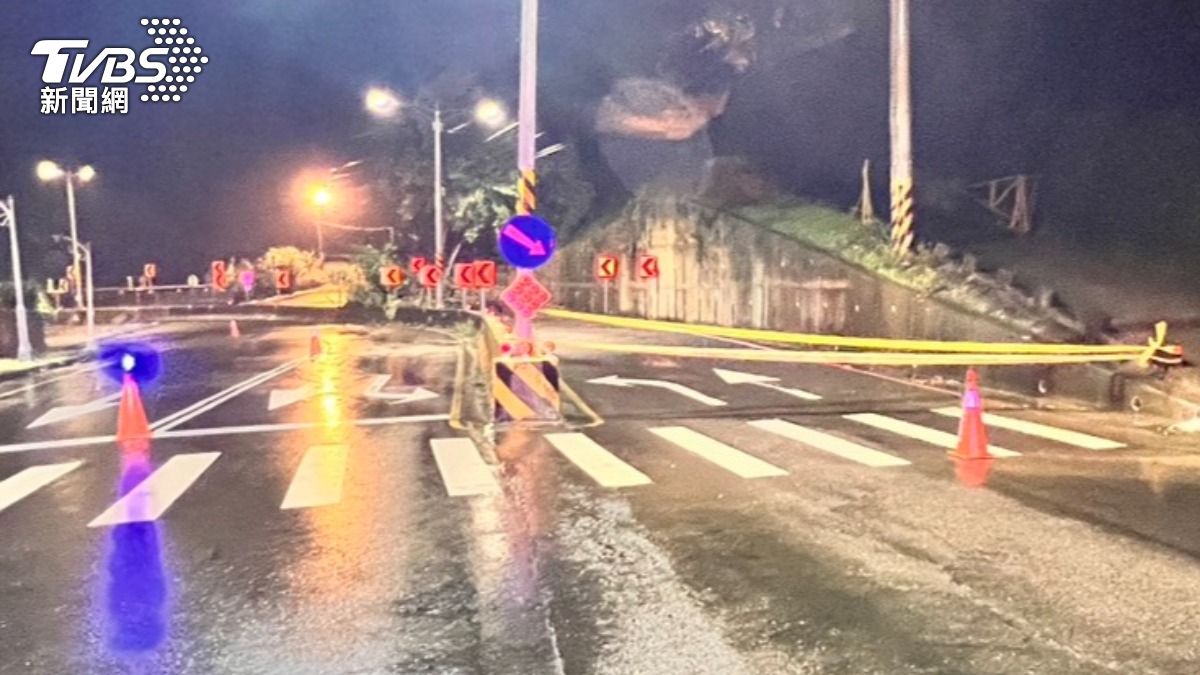 現場擺設交通錐及拉起封鎖線封閉道路,同時將通往中興嶺的上山車道實施調撥。(圖/TVBS)