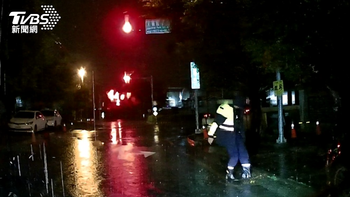 第六分局警方趕緊清淤,積水才明顯消退,讓原本幾乎癱瘓的路段慢慢恢復通行。(圖/TVBS)