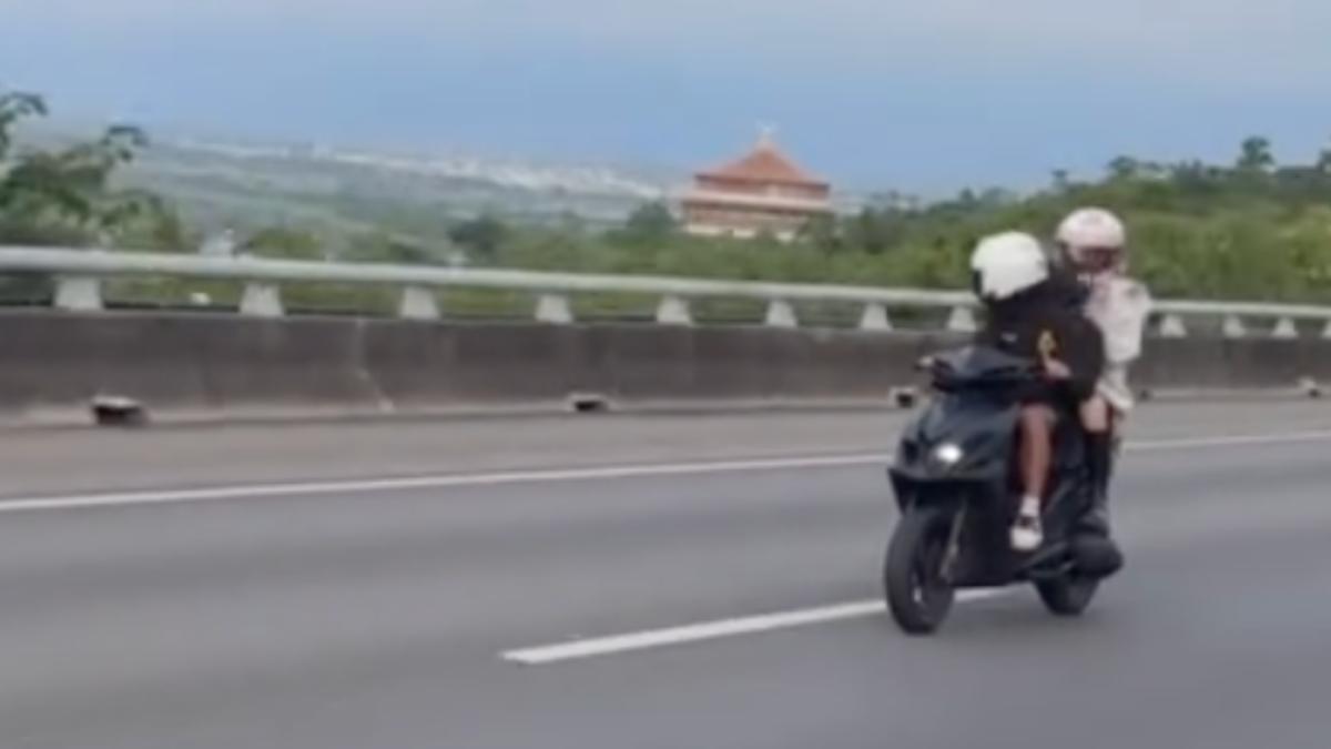 網友拍下兩人開心騎車身影。(圖/翻攝自thread@eternity_.11)