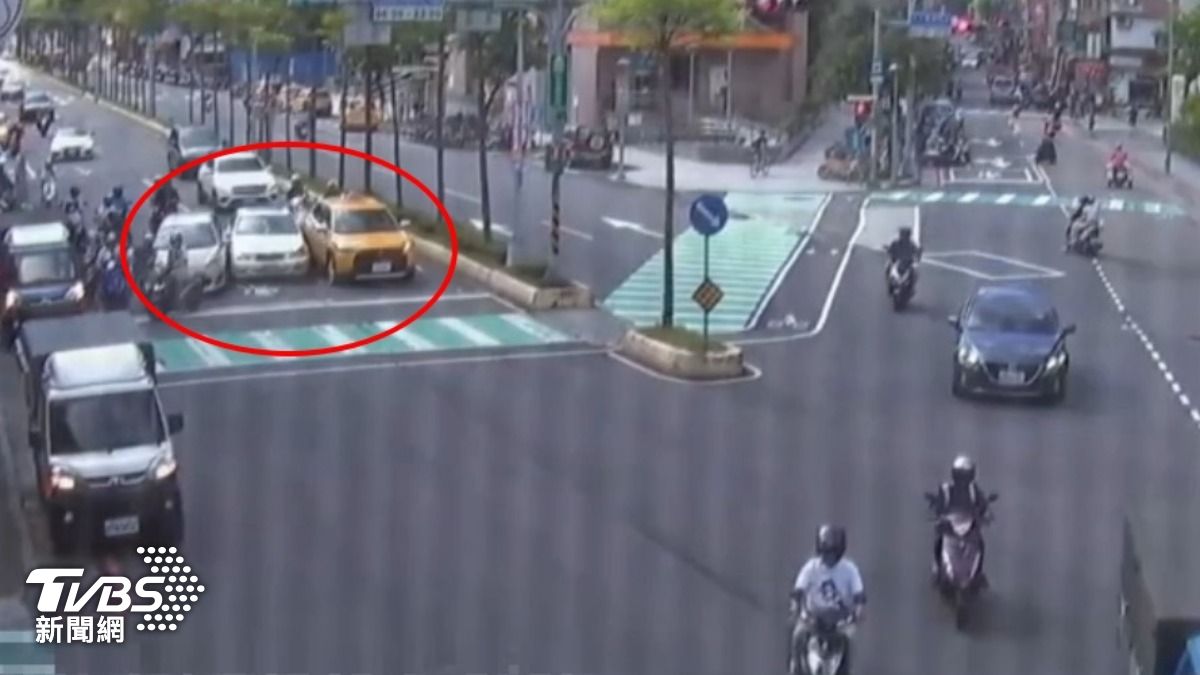 違停露餡!三重通緝犯怕被抓 駕賓士鑽車陣撞1人、4車