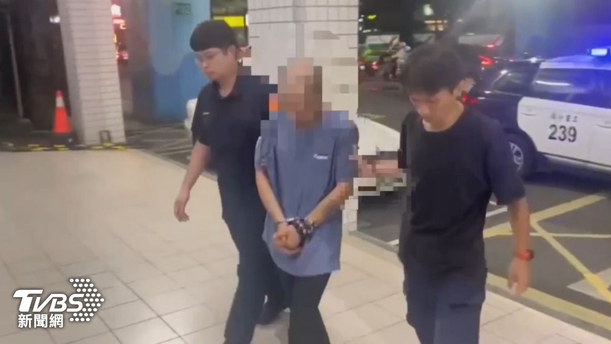 警方於晚間7點30分在板橋區銘傳街成功逮獲洪男。（圖／TVBS）
