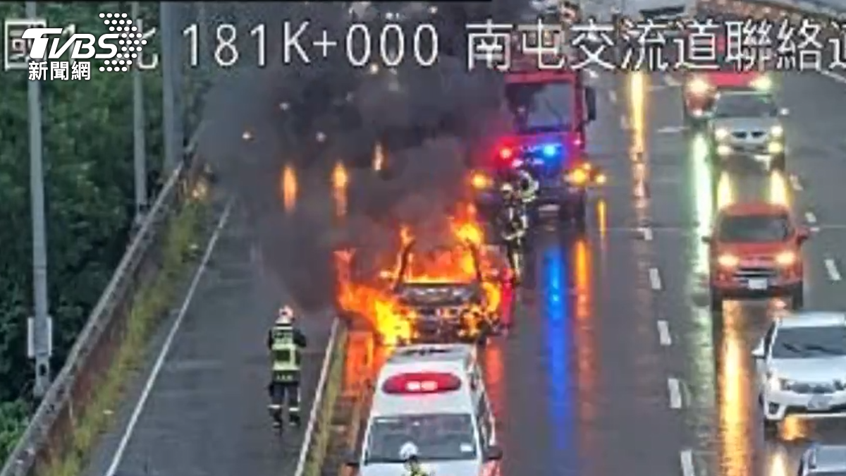 男駕駛嚇壞急逃生。(圖/TVBS)
