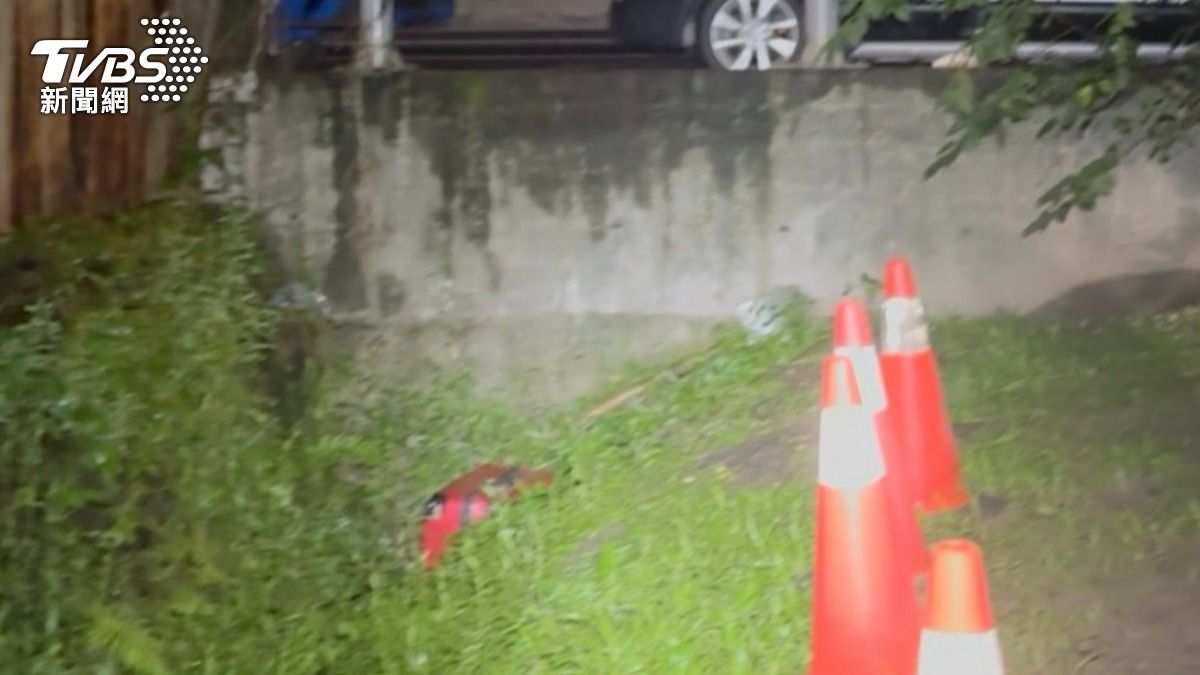 男子被塞進紅色行李箱後棄屍在水溝旁。(圖/TVBS)
