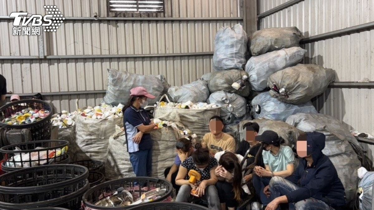新北市樹林資源回收場,45名越南籍移工躲垃圾堆遭查獲。(圖/TVBS)