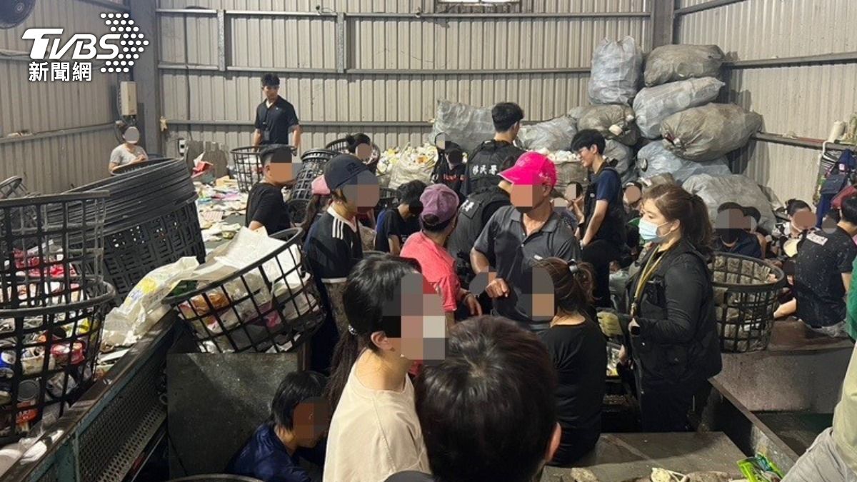 新北市樹林資源回收場,45名越南籍移工躲垃圾堆遭查獲。(圖/TVBS)
