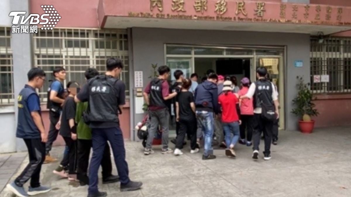 警方查獲45名越南籍移工。（圖／新北市專勤隊提供）