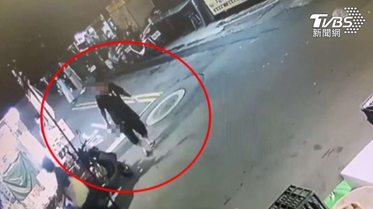 豬肉攤老闆持殺豬刀追砍好友。(圖/民眾監視器提供)