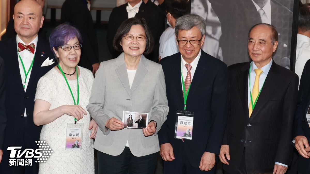蔡英文與前副總統陳建仁(右2)、立法院前院長王金平(右1)。(圖/潘建樺攝)