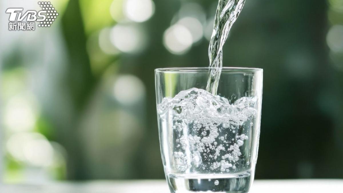 低碳減肥法重點3:多喝水。(示意圖/shutterstock達志影像)