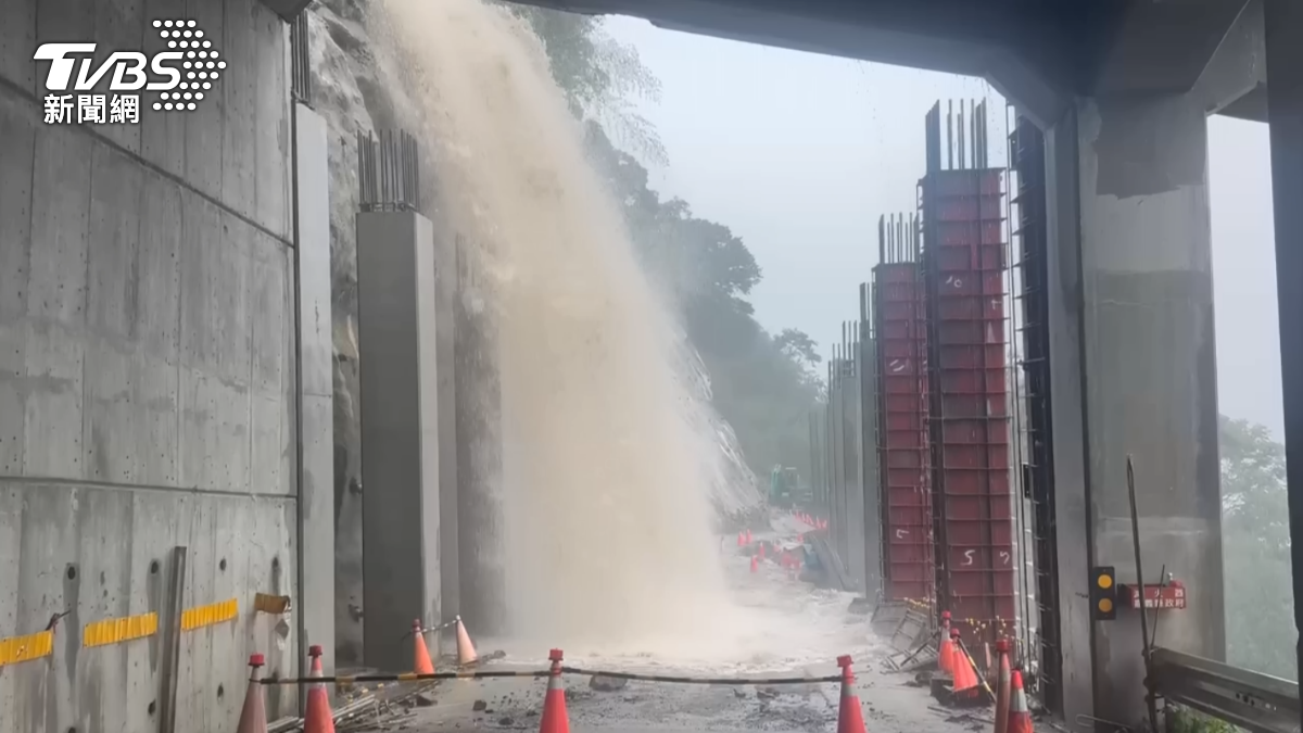 嘉義山區多處道路成「瀑布」，水勢洶湧（圖／阿里山代表會副主席汪之龍提供）