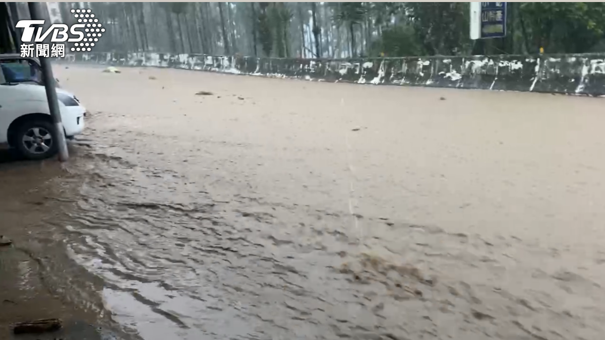 豪雨狂炸嘉義山區！路面淹至腳踝（圖／TVBS）