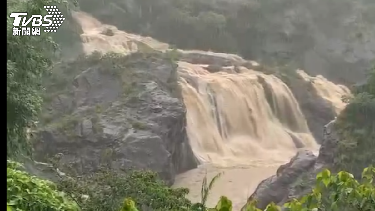 梅山鄉碧湖村清水溪上游湍急水流如瀑布沖刷（圖／TVBS）