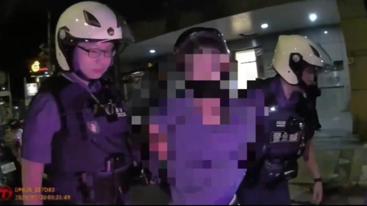 騎士邊騎車邊講手機被攔! 警意外查獲多包毒品