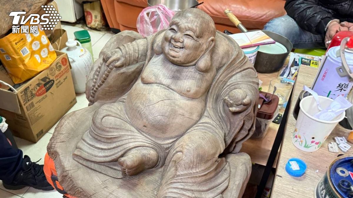 遭竊的木製佛像。(圖/TVBS)