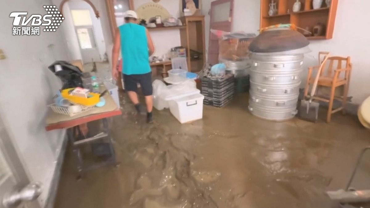 大雨夾爛泥灌民宅!嘉義居民踩20公分淤泥(圖/TVBS)