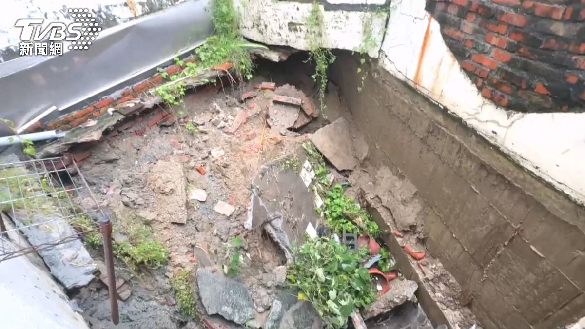 嘉義連日豪雨釀慘劇!居民家淹爛泥連地下室遭掏空擋牆崩塌(圖/TVBS)