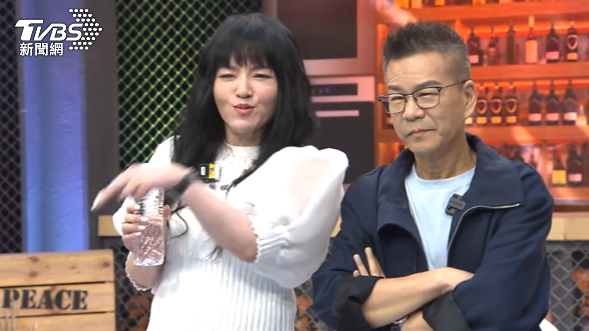 沈玉琳錄影當下面色凝重。(圖/TVBS)