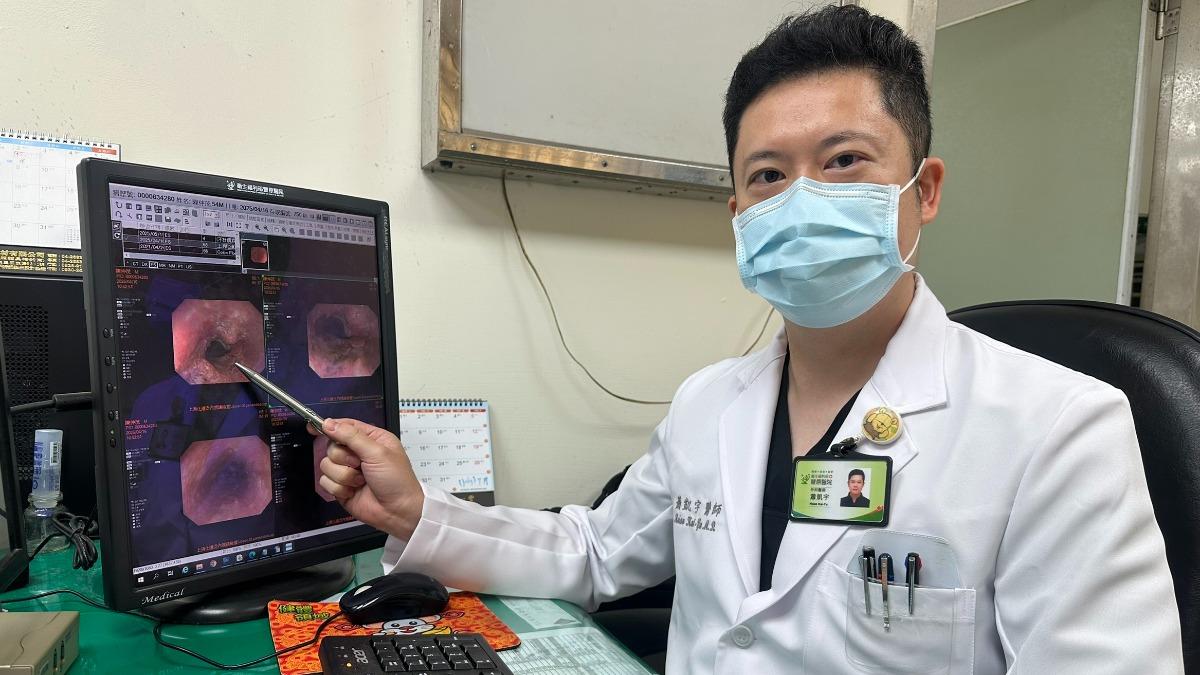 林男經內視鏡及電腦斷層掃描,在食道中下段找到腫瘤,右肺中葉也有結節。(圖/豐原醫院提供)