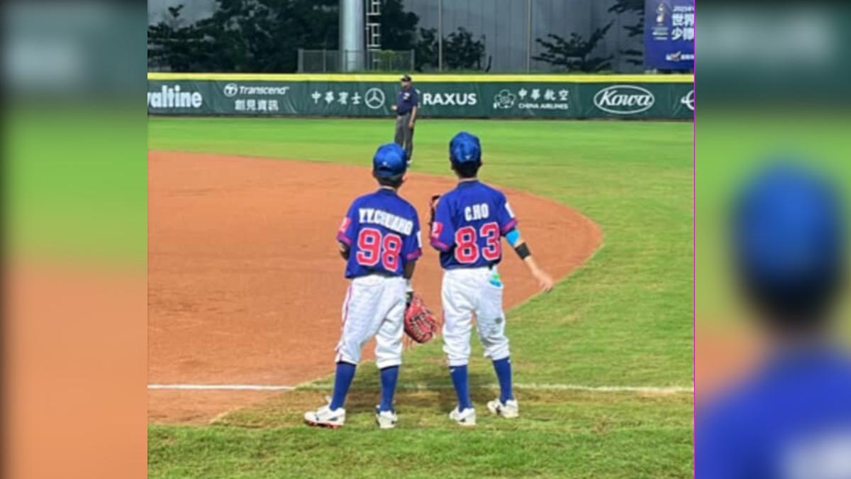 29日因為台南停班停課,U12宣布閉門比賽,但球迷仍到場外力挺。(圖/lisa_05._.20提供)