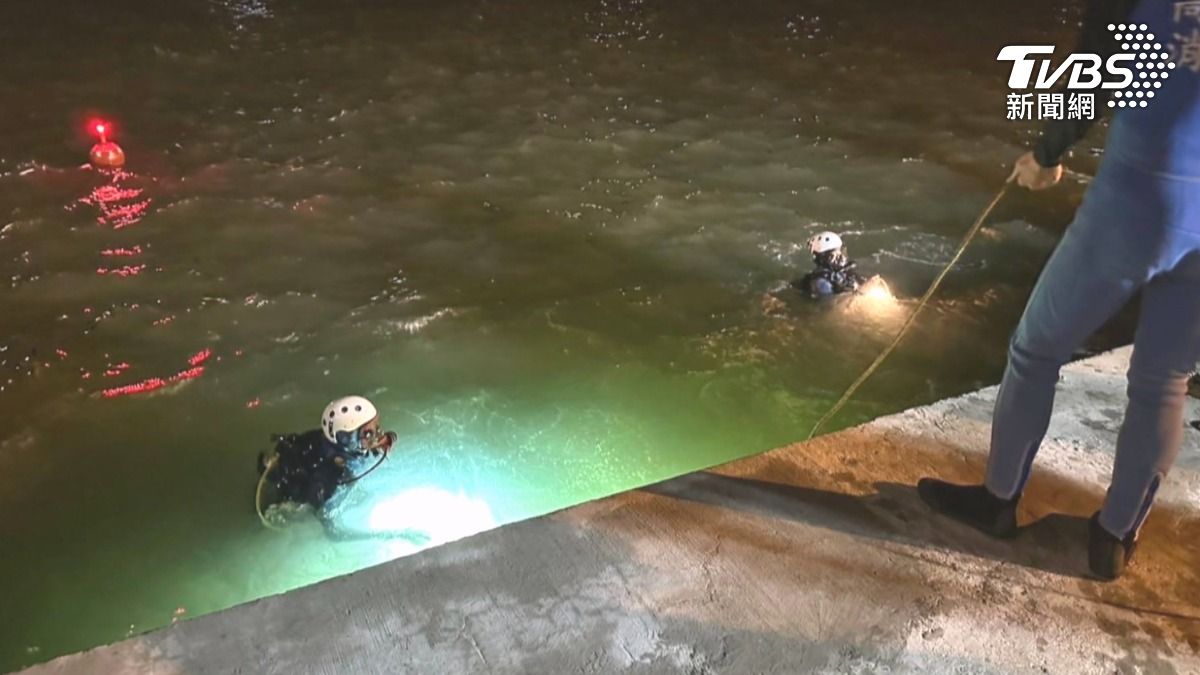 大批警力與消防人員抵達港口,派出警艇,也有潛水人員進行水下搜救(圖/TVBS)