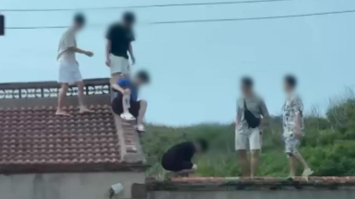 遊客爬澎湖古厝嬉鬧拍照。(圖/澎湖交通觀察日誌提供)