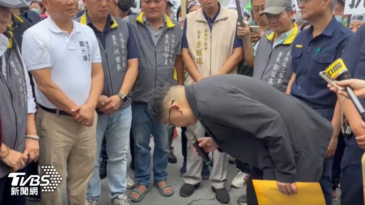 三元能源總經理薛人禎鞠躬道歉。(圖/TVBS)