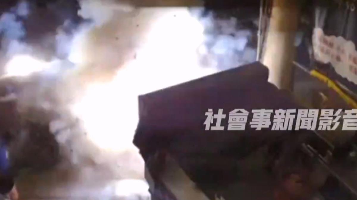 男砸麵店放鞭炮 疑「老闆勾女友」報復。(圖/民眾提供)