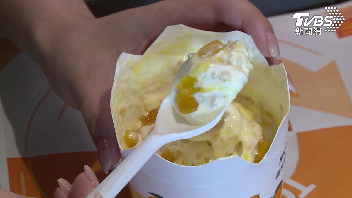 港式甜品變冰炫風!楊枝甘露加芒果晶球。(圖/TVBS)