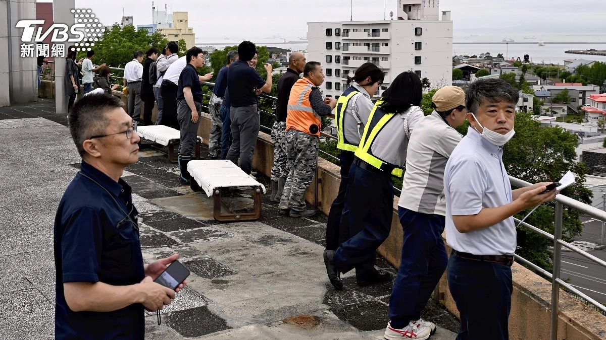 俄強震後海嘯警報大響!北海道釧路現避難潮 上百人車擠滿高處