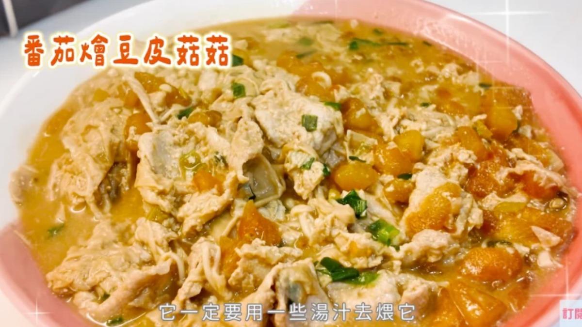 趙小僑「隨手煮」卻意外成功的創意料理。(圖/YT@ChaoHsiaoChiao)
